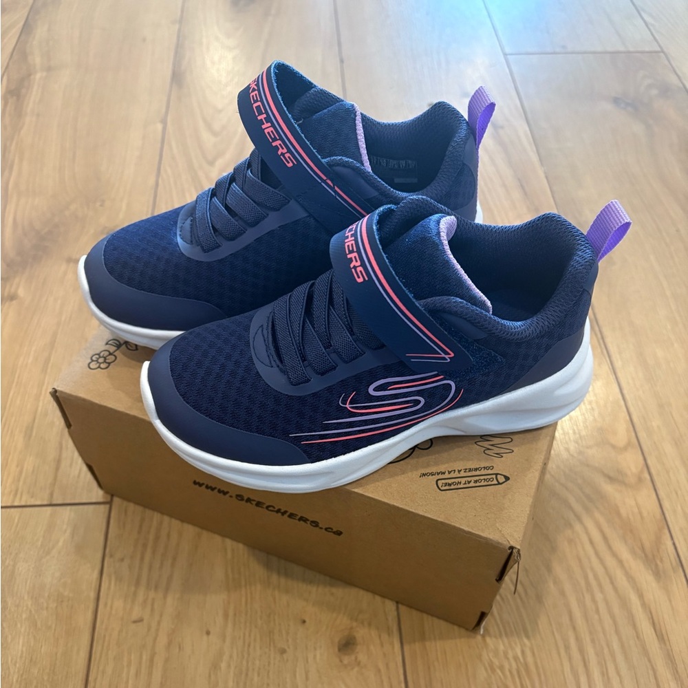New Skechers Sneakers with Velcro Closure